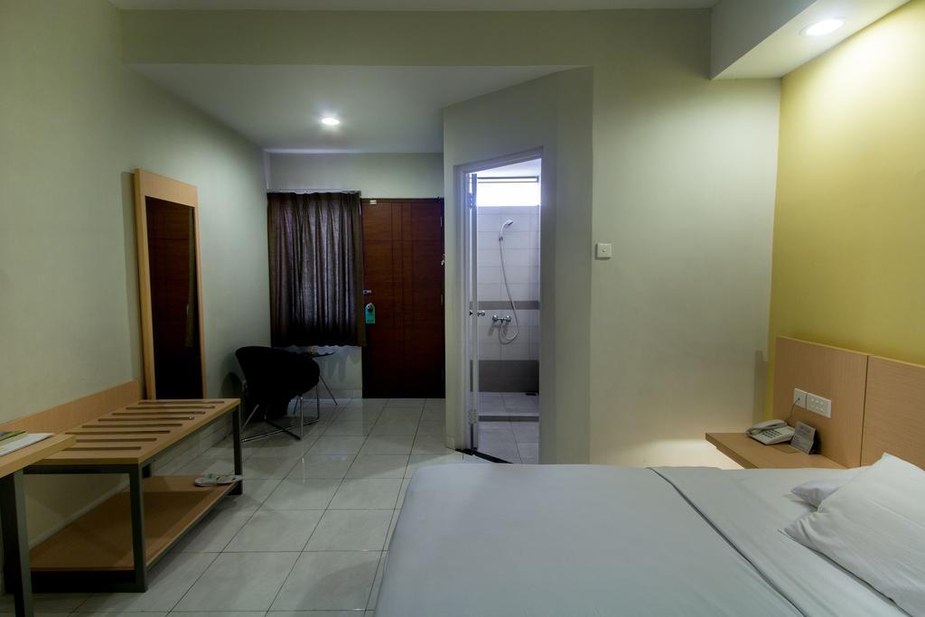 Hotel Quirin Semarang Room photo