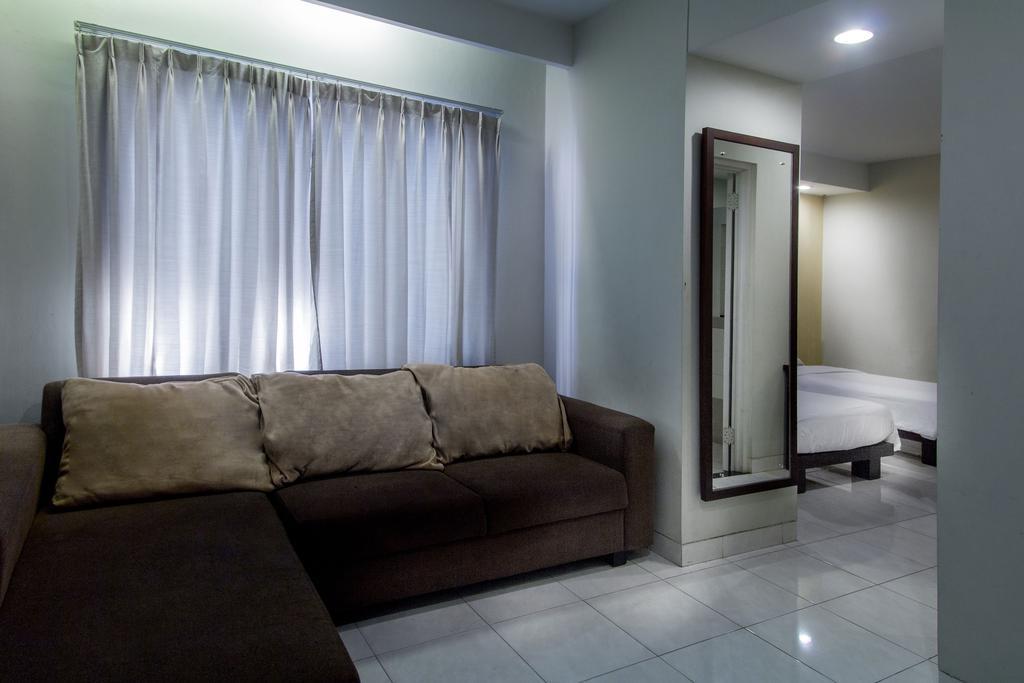 Hotel Quirin Semarang Room photo