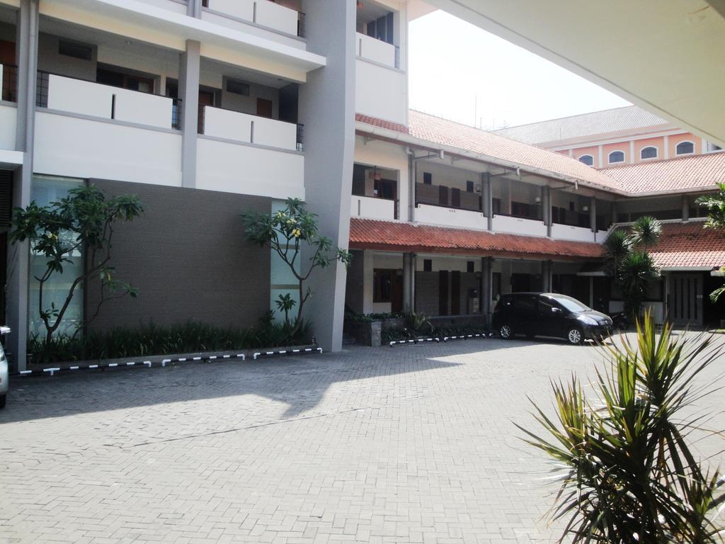 Hotel Quirin Semarang Exterior photo